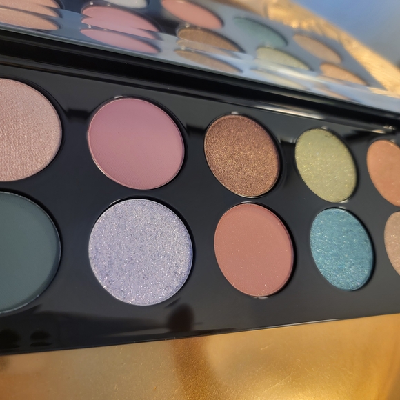 Pat McGrath Mothership XII Eyeshadow Palette - Multicolor Petalmorphosis - Picture 2 of 4